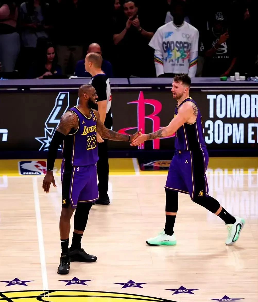 爱游戏-包含重磅！杜兰特与60激战湖人分钟Ning在掘金比赛中刷新纪录，风云突变犹他爵士集结日手感冰凉的词条